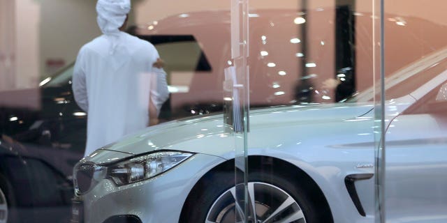 Una figura influyente fue arrestada en Dubai por filmar un video satírico de TikTok de emiratíes ricos 4 exhibición de autos de lujo