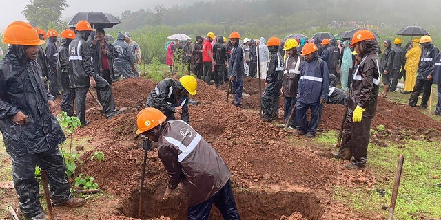 Los equipos de rescate cavan una tumba para enterrar a la víctima