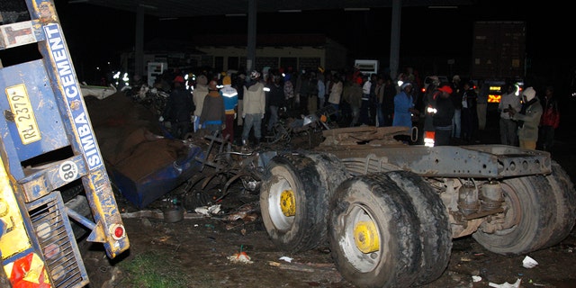 Quang cảnh đống đổ nát từ vụ tai nạn khiến ít nhất 51 người thiệt mạng ở Kenya