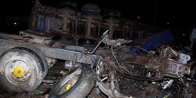 Đống đổ nát của những chiếc xe nằm trên mặt đất sau một vụ tai nạn chết người ở Londiani, Kenya