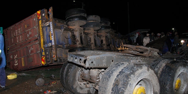 Quang cảnh một vụ tai nạn xe hơi chết người ở Londiani, Kenya