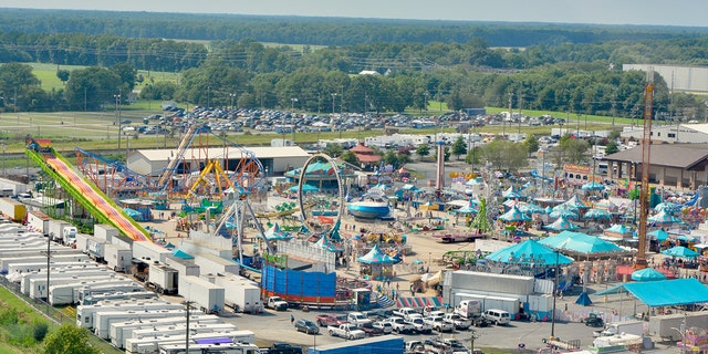 Ein Blick aus der Luft auf die Delaware State Fair mit Fahrgeschäften, Imbissständen und Dutzenden Zelten