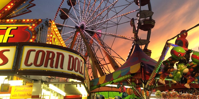 Ein Essensstand, faire Spiele mit Preisen und ein Riesenrad auf der Delaware State Fair
