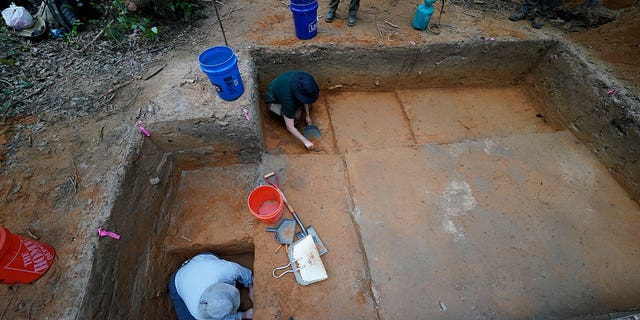 Archeological experts dig 
