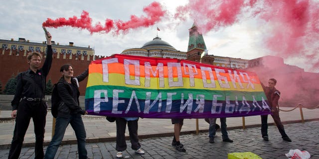 Los legisladores rusos han aprobado un proyecto de ley que restringe los derechos de las personas transgénero 4 Activistas por los derechos de los homosexuales sostienen una pancarta