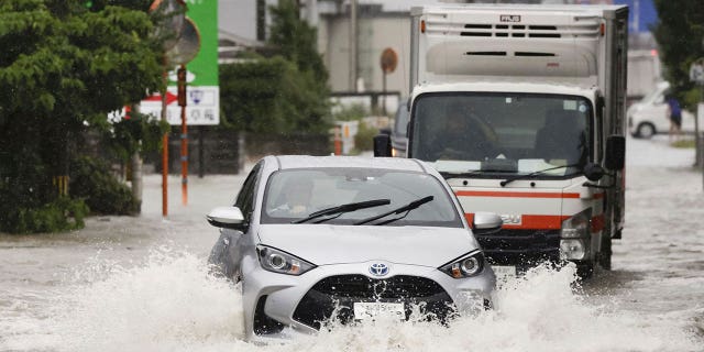 Dos muertos en Japón tras fuertes lluvias que provocaron inundaciones y deslizamientos de tierra 4 Las calles están inundadas en Japón