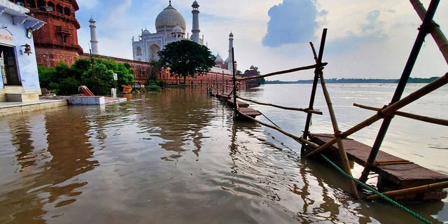 Überschwemmung im Taj Mahal