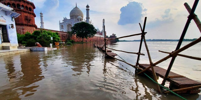 Taj mahal flooding