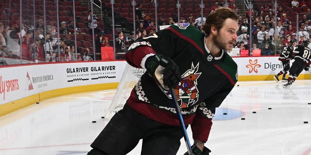 Alex Galchenyuk warming up