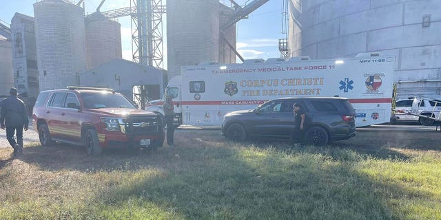 El personal de emergencia de Texas responde al colapso de un elevador de granos