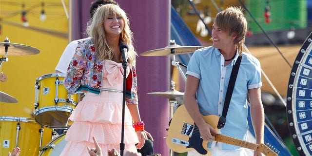 miley cyrus singing on stage during scene from hannah montana movie
