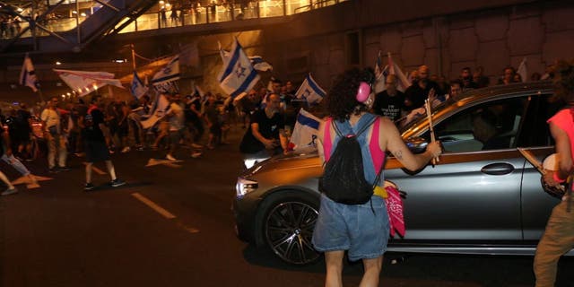 Un coche en una protesta israelí
