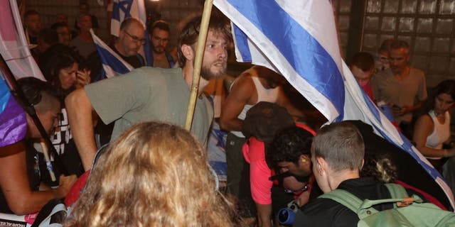 Un hombre ondea la bandera israelí