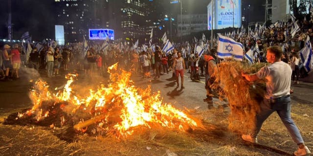 Protestas en Tel Aviv: Miles de israelíes se manifiestan contra la renuncia del jefe de policía; El caos explota 4 Llamas durante una protesta en Tel Aviv