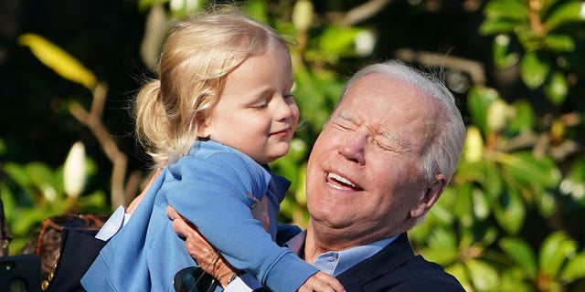 Joe Biden hebt seinen Enkel Beau Biden hoch und umarmt ihn