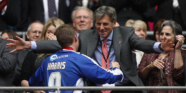 Il presidente del Millwall John Berylson abbraccia un giocatore dagli spalti