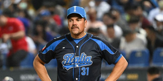 Mike Piazza before WBC game