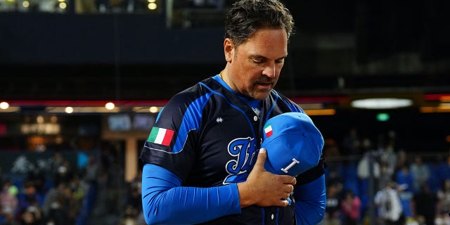 Mike Piazza antes del juego del CMB de Italia