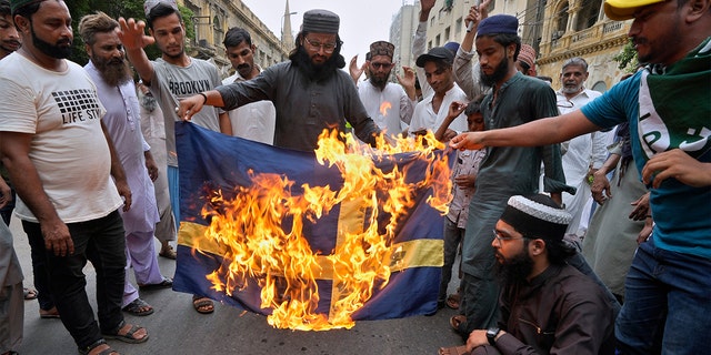 Schweden: Koran brennt