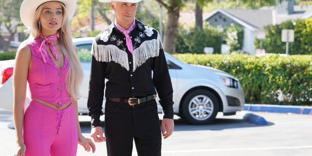 Margot Robbie and Ryan Goslin as cowboys