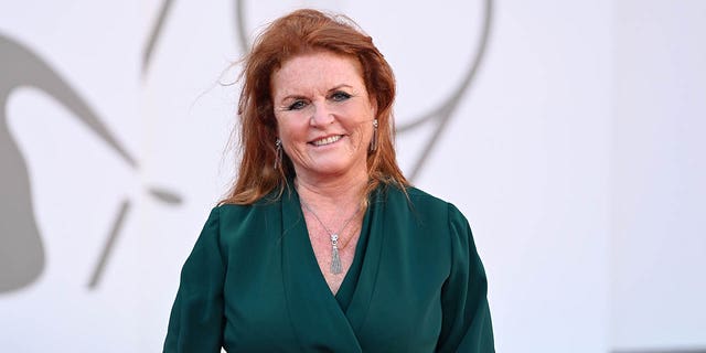 sarah ferguson smiling red carpet