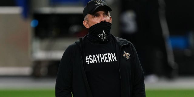 Sean Payton sebelum pertandingan memakai topeng