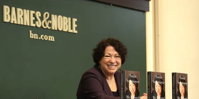 قاضية المحكمة العليا سونيا سوتومايور تروج لكتابها الجديد "عالمي الحبيب" في Barnes & Noble Union Square في 20 يناير 2013 في مدينة نيويورك.