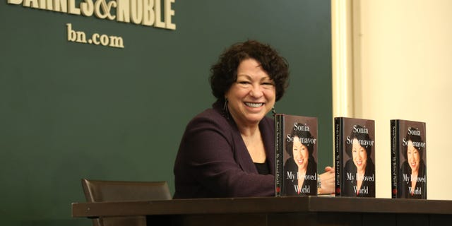 قاضية المحكمة العليا سونيا سوتومايور تروج لكتابها الجديد "عالمي الحبيب" في Barnes & Noble Union Square في 20 يناير 2013 في مدينة نيويورك.
