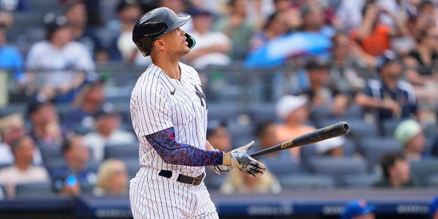 Giancarlo Stanton watching homer