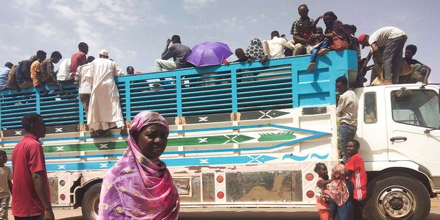 Sudanesische Bewohner besteigen Lastwagen