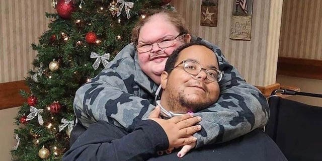 reality star tammy slaton hugging her husband caleb willingham