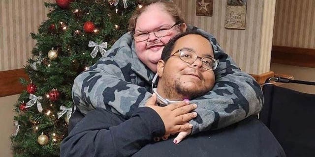 reality star tammy slaton hugging her husband caleb willingham