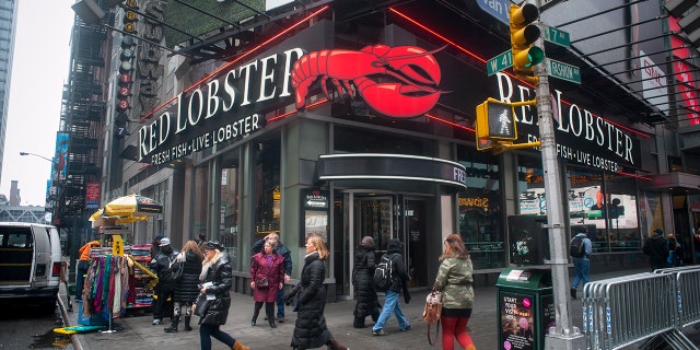 A Red Lobster located at the corner of 41st street and 7th avenue in New York City