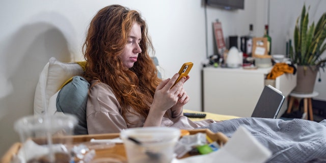 mujer joven, en cama