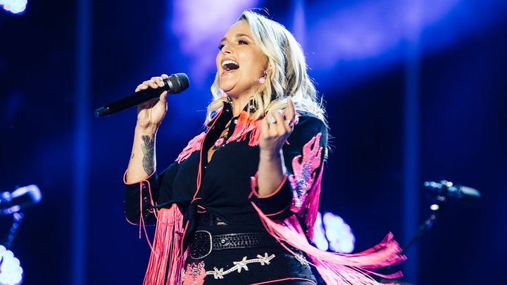 Miranda Lambert stops show to scold fans for taking selfies: 'P****** me off!'