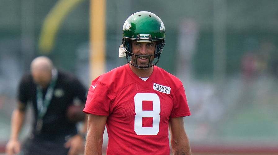 Aaron Rodgers shows up at Jets camp