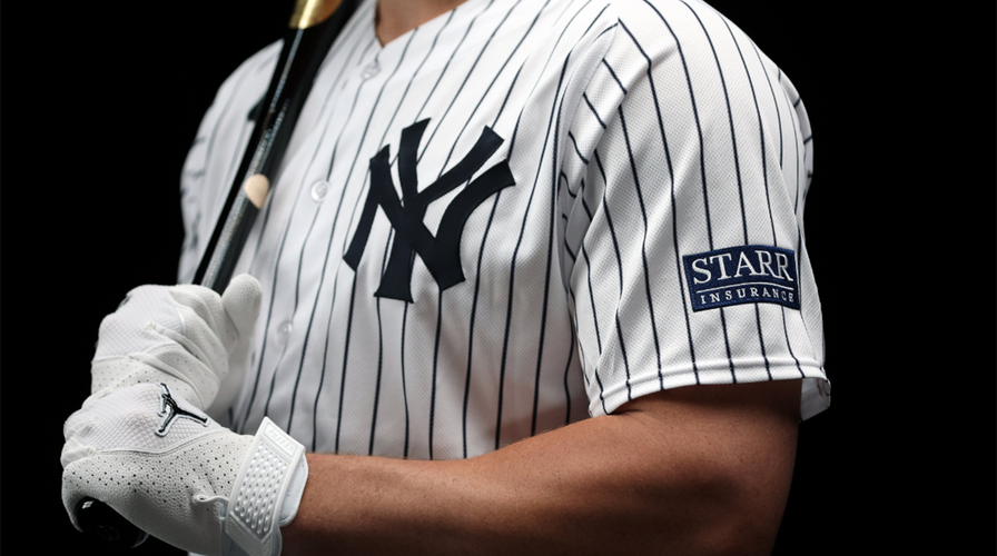 How did the tradition of the Yankees not wearing names on their