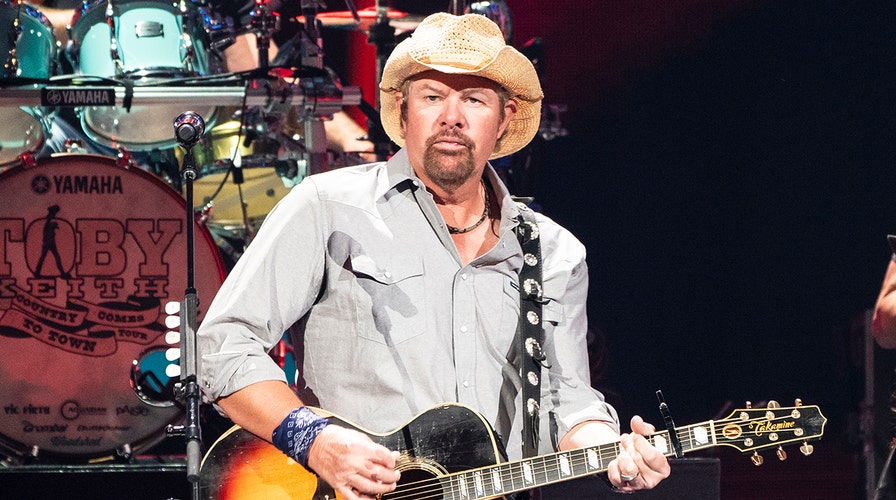 Toby Keith pushes through stomach cancer battle to perform again | Fox News