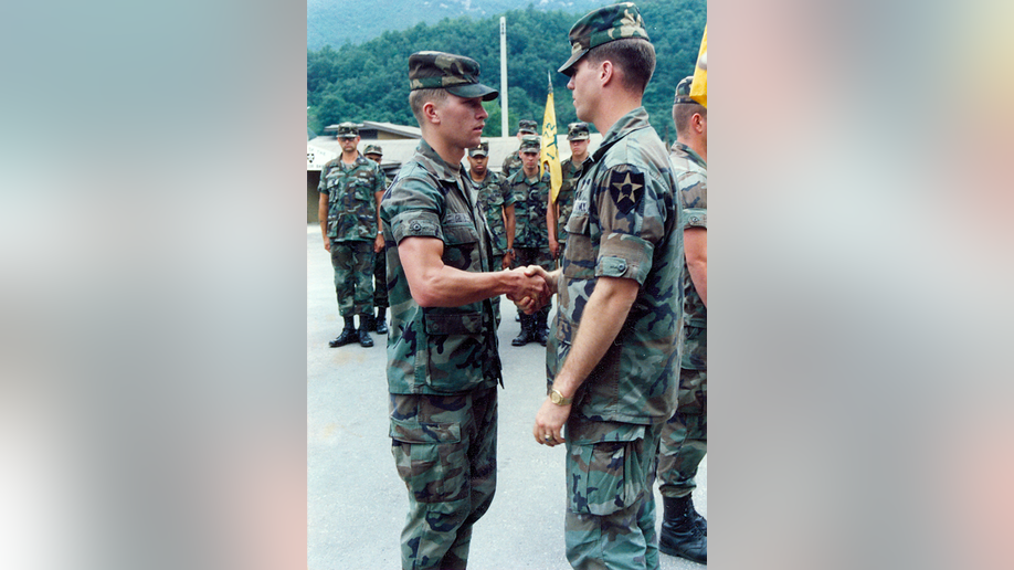 Craig Morgan shakes soldiers hand