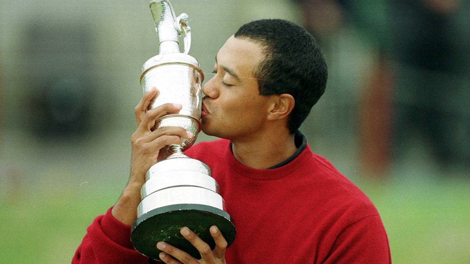 Tiger Woods kissing trophy 