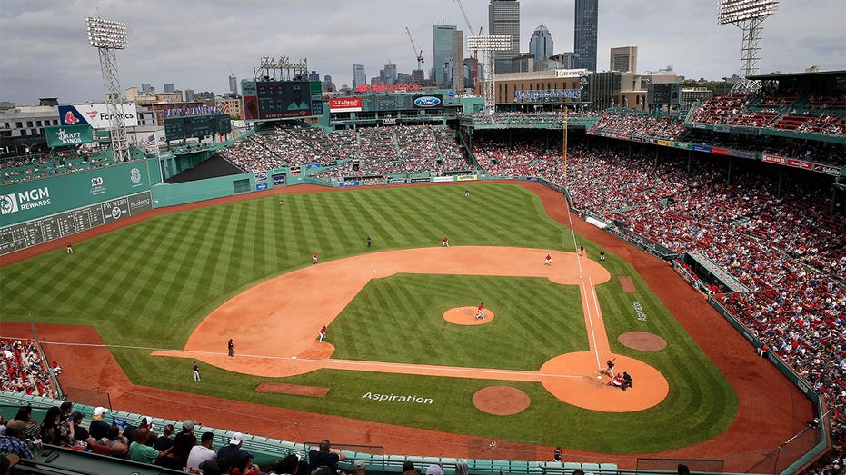 Best Fenway Bar Crawl — Drink in the History of Red Sox Nation!