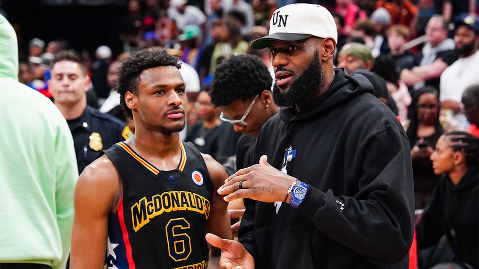 <div></noscript>Bronny James says the winner of a 1-on-1 game with his father LeBron James remains 'to be determined'</div>