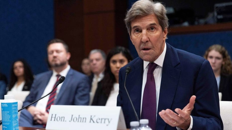 GOP demands John Kerry flight records to determine cost, carbon emissions of private flight