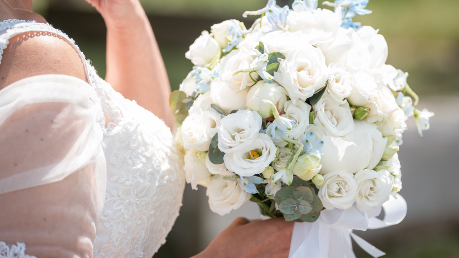 Wedding flowers that look beautiful but won't break the bank