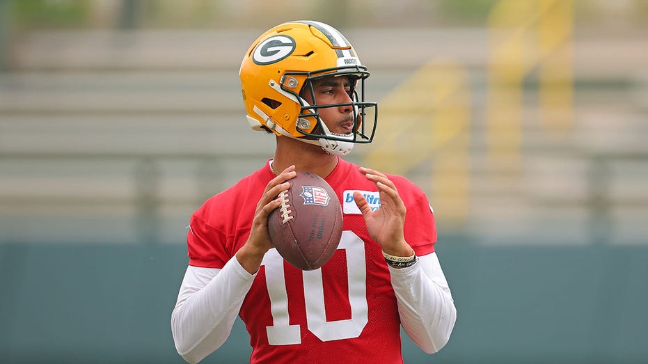 PFF proposes Aaron Rodgers, Jordan Love trades