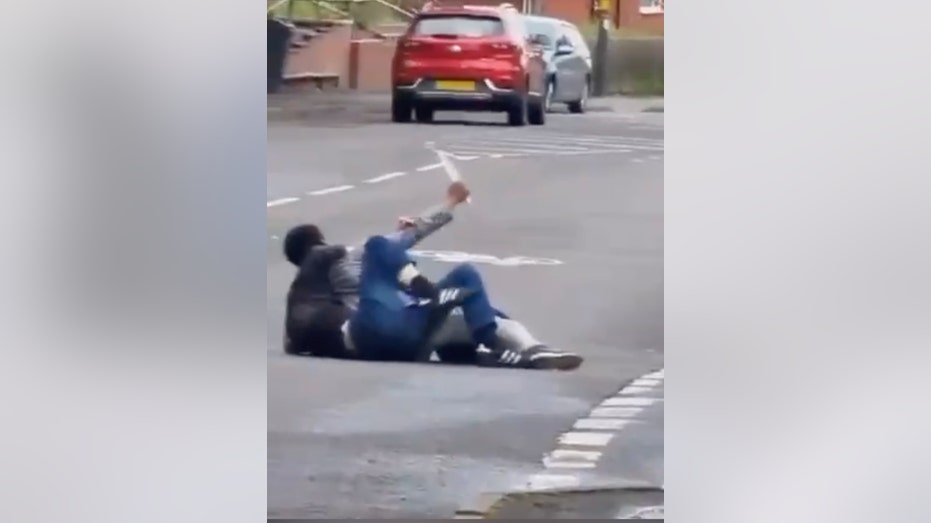 Man fends off attacker who tries to stab him as shocked onlookers shout for help: video