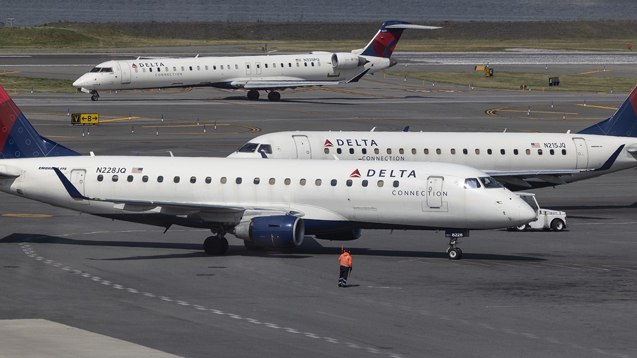 300 Delta passengers left stranded on tarmac overnight after storms divert ...