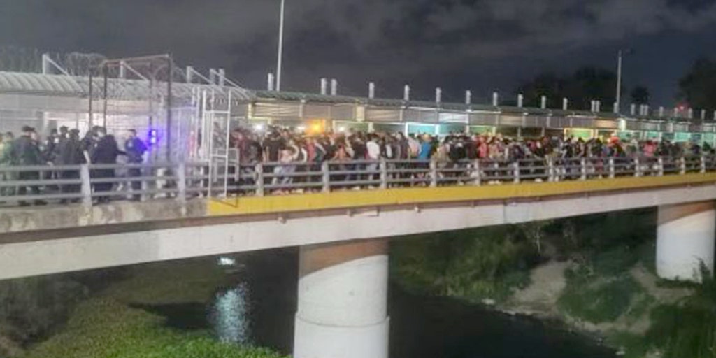 Migrants disrupt commercial operations at Texas border port - Vimarsana News