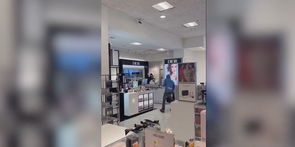WATCH: Masked thieves swarm blue-state Macy's as stunned shoppers look on - Vimarsana News