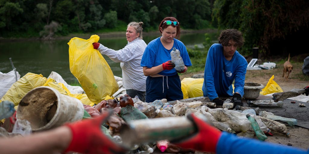 Annual Hungarian competition to clean up country's 2nd-largest river of trash begins - Vimarsana News